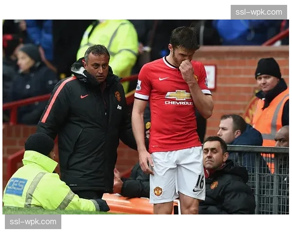 “官方确认：曼联中场卡塞米罗因腿筋伤势将缺席六周”